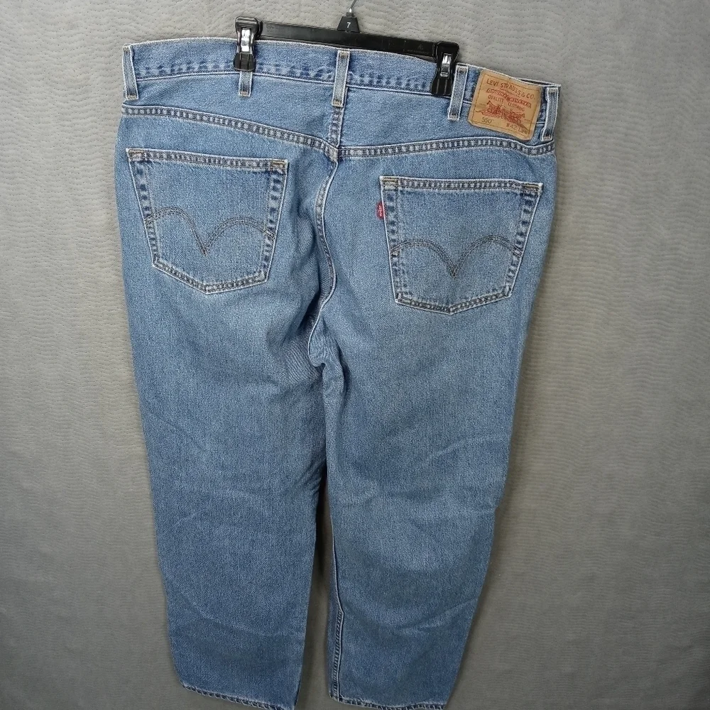 Levi's 550 Relaxed fit men's blue jeans. Sz 42x 34. Rise. 14